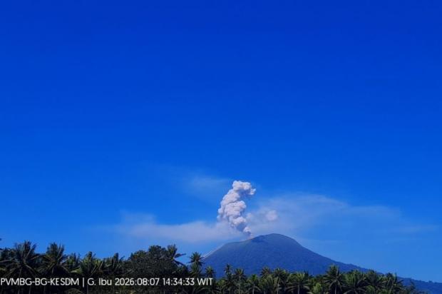 Gunung Ibu di Halmahera Barat Erupsi Sore Ini, Kolom Abu Vulkanik Capai 600 Meter di Atas Puncak
