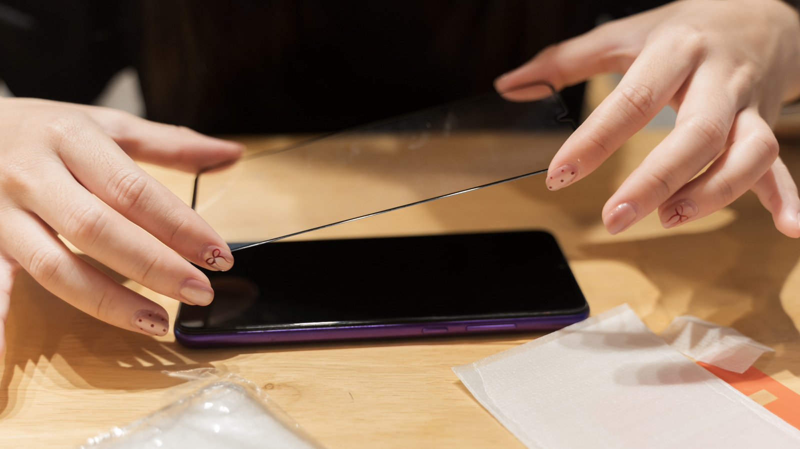 Memasang Anti Gores Tanpa Gelembung: Panduan Lengkap Meratakan Screen Protector di Ponsel