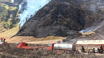 Luas Kebakaran Bromo Tembus 176 Hektare, BNPB Kerahkan Helikopter Water Bombing di Lereng Kaldera