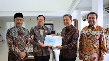 DPD RI Kirim Undangan Sidang Bersama 2026 ke Boediono, Mantan Wapres Diberi Buku Green Democracy