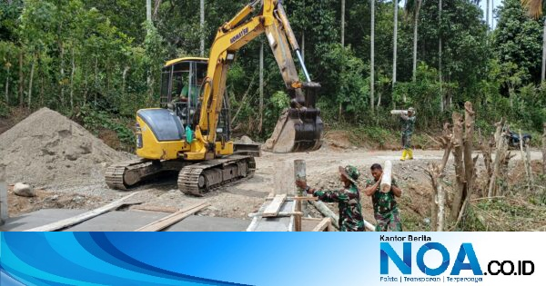 Satgas TMMD Ke-129 Kodim 0102/Pidie Pasang Ratusan Cerucuk Kayu untuk Perkuat Fondasi Jembatan di Desa Lhok Panah