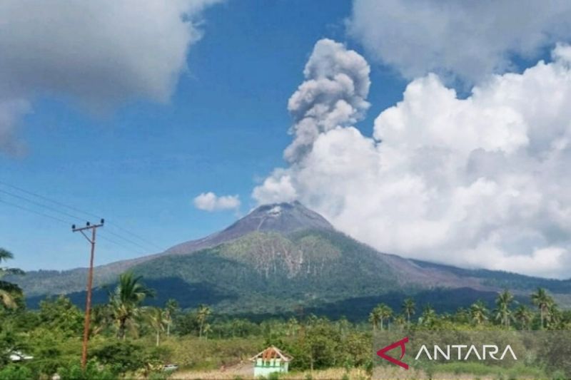 Gunung Lewotobi Laki-laki di Flores Timur Erupsi Setinggi 800 Meter, Warga Diimbau Jauhi Radius 5 Kilometer