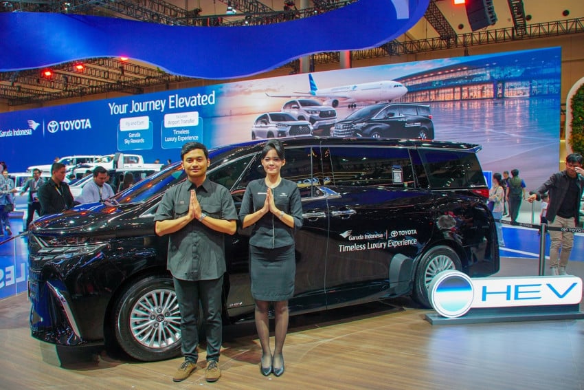 Kolaborasi Toyota-Garuda: Alphard Hybrid EV Jadi Kendaraan Jemput Bandara, Hadiah Innova Zenix untuk Penumpang