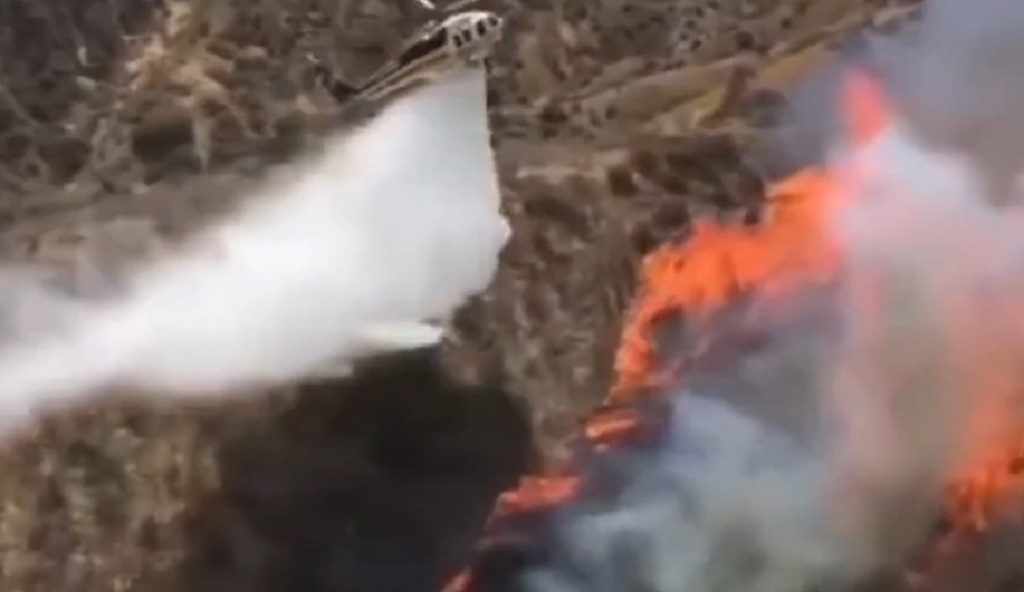 BNPB Kerahkan Dua Helikopter Water Bombing dan Drone Air Padamkan Karhutla Gunung Bromo