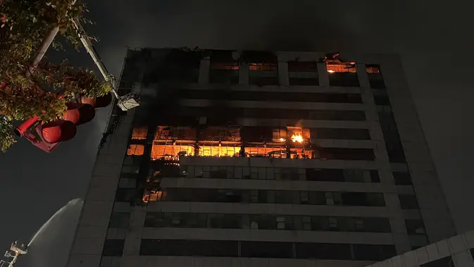 Senter dari Dalam Gedung Bapenda Jadi Penyelamat, Damkar Evakuasi Korban dari Lantai 15