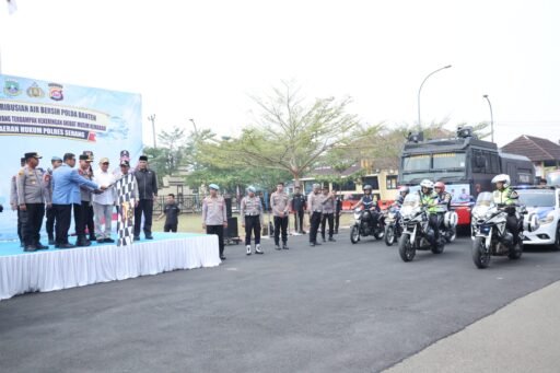 Polda Banten Kerahkan Mobil Tanki dan Water Cannon Antarkan Air Bersih ke 6 Kecamatan di Serang
