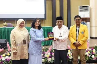Dosen Hainan University Soroti Dampak Media Digital terhadap Sastra Dunia pada Kuliah Umum FBS UNP