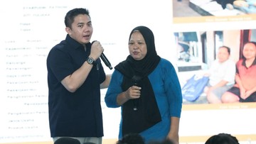 Seskab Teddy dan Mensos Gus Ipul Temui Orang Tua Siswa Sekolah Rakyat, Ibu Siti Menangis Haru