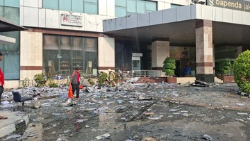 Damkar Urai Tumpukan Kertas di Lantai 11-16 Gedung Bapenda DKI, Waspadai Bara Api yang Tersisa