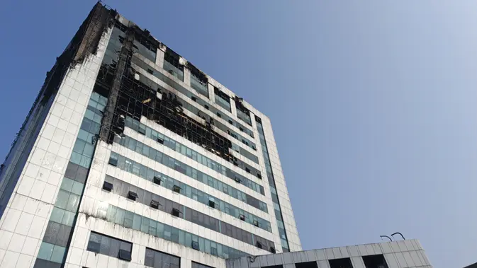 Damkar Kerahkan 185 Personel Padamkan Kebakaran Gedung Bapenda DKI, Dua Ledakan Sempat Terdengar