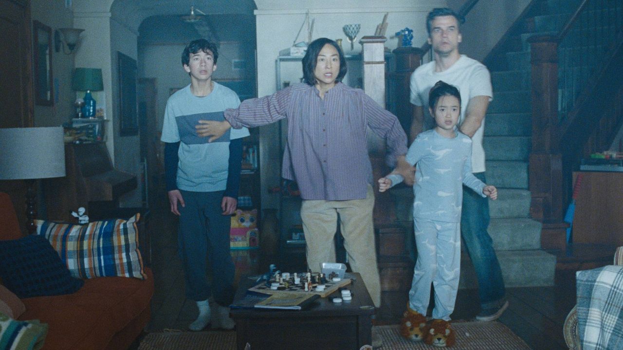 Review Film The Last House di Netflix: Thriller Lockdown yang Kuat di Awal, Tapi Tamat di Tengah Jalan