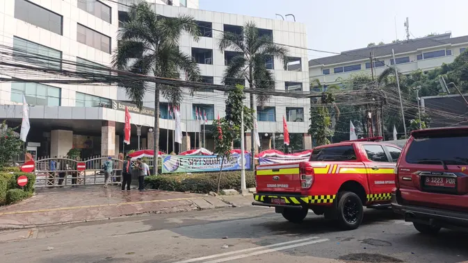 Petugas Gulkarmat Sisir Lantai 11-16 Gedung Bapenda DKI, Tumpukan Kertas Jadi Hambatan Pemadaman