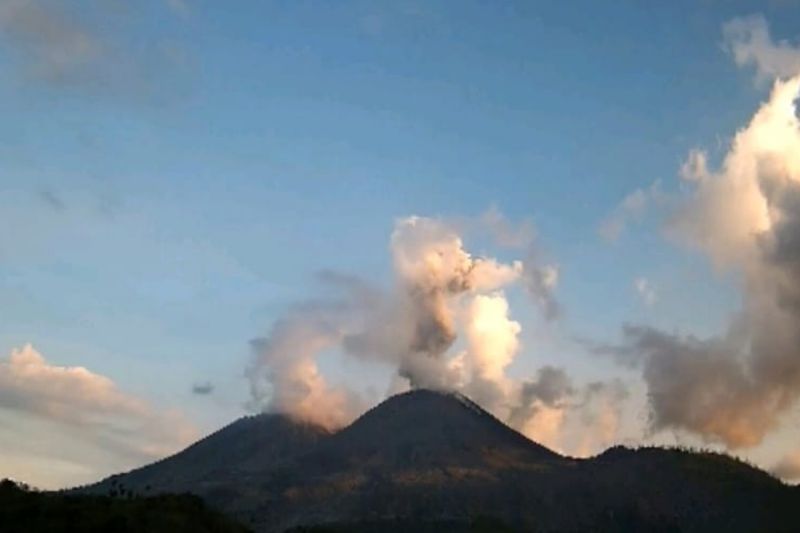 Gunung Lewotobi Laki-laki Erupsi Empat Kali Sabtu Sore, Kolom Abu Vulkanik Capai 500 Meter