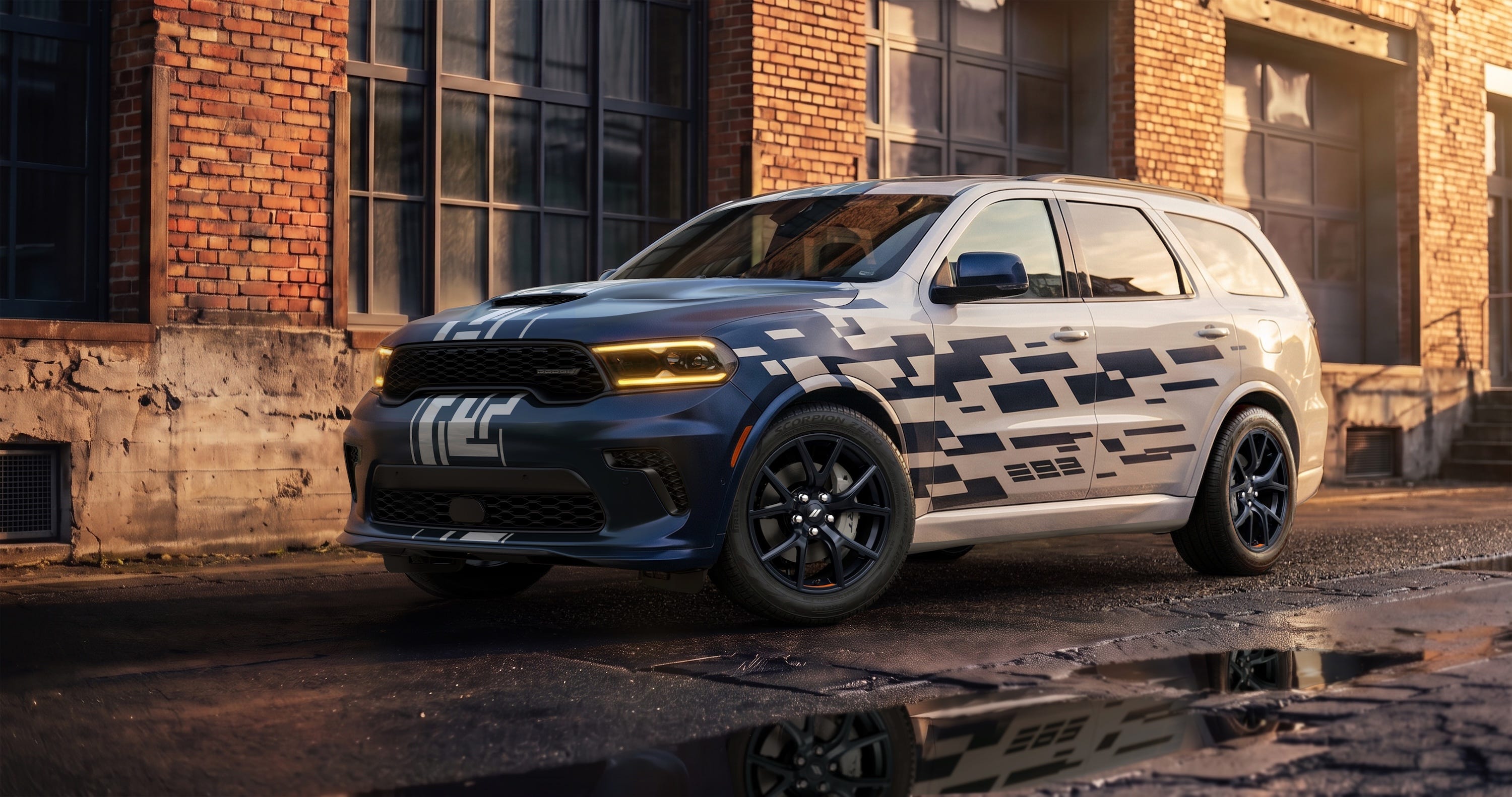 Dodge Pamer Durango Smokescreen Concept dan Program Warna Custom Color Jailbreak di Roadkill Nights