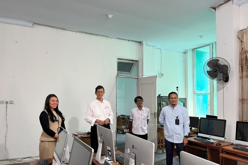PLN Palu Hibahkan 25 Komputer dan Latih Guru SMP Negeri 1 Palu demi Sekolah Digital