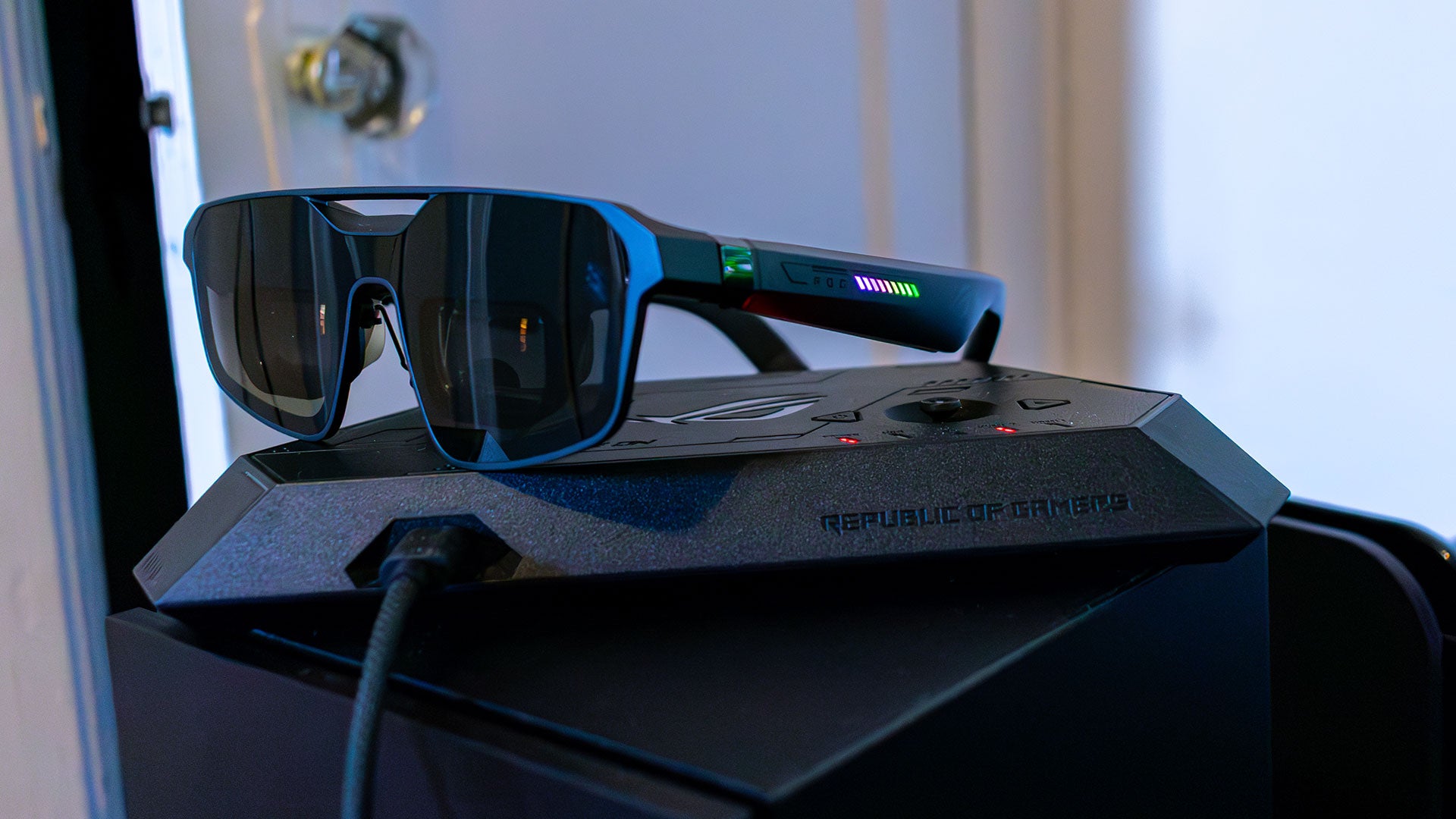 Asus ROG XReal R1 Ulasan Kacamata XR: Layar 1080p 120Hz Solid untuk Handheld, Tapi Dock-nya Bermasalah
