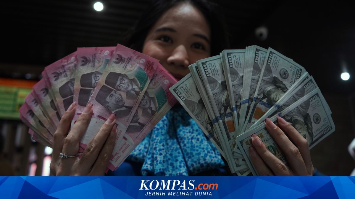 Rupiah Kembali Tertekan ke Rp 17.897 per Dolar AS, IHSG Justru Menguat 1,04%
