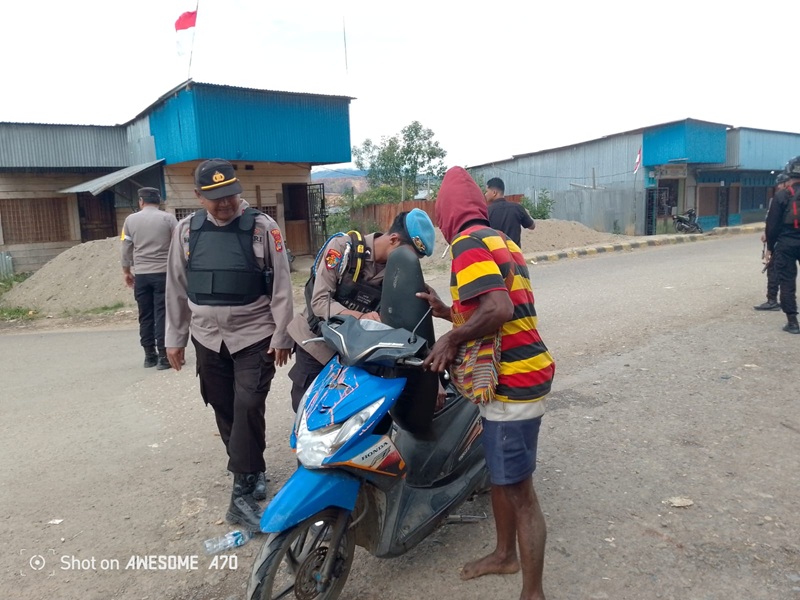 Razia Sajam dan Miras di Dogiyai: Polres dan Brimob Amankan Parang Serta Pisau dari Pengendara