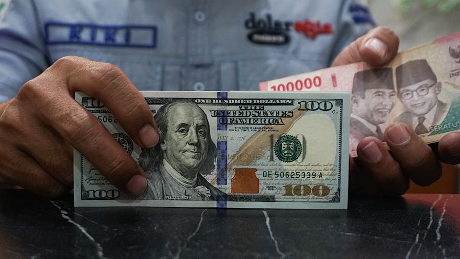 Rupiah Menguat 0,26% ke Rp17.844/US$ di Awal Pekan, Minyak Mentah Naik ke US$84/Barel
