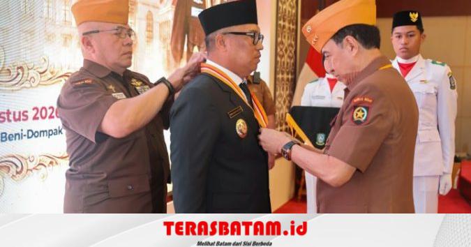 Wagub Kepulauan Riau Nyanyang Terima Bintang Veteran dari LVRI