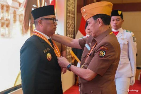 Wagub Kepulauan Riau Nyanyang Haris Pratamura Raih Bintang LVRI
