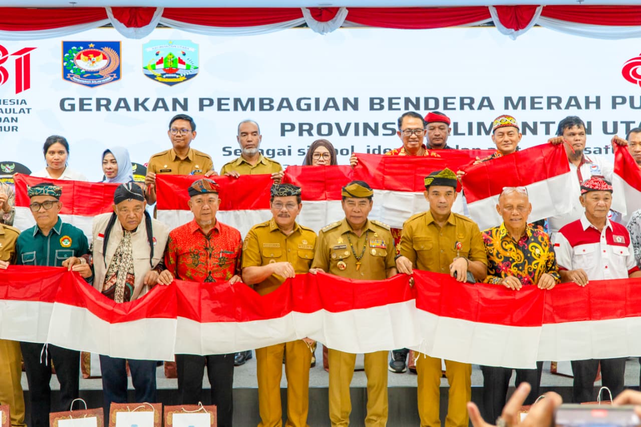 Gubernur Kalimantan Utara Zainal Paliwang Bagikan Bendera Merah Putih ke Ormas