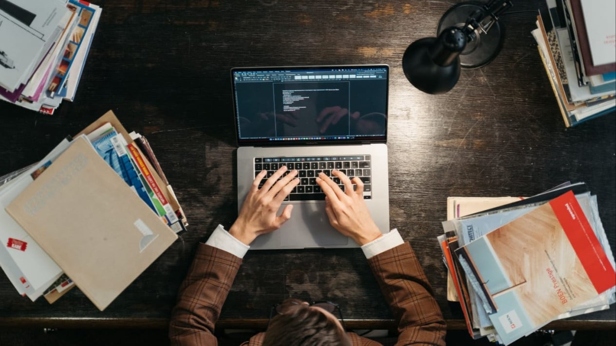 MacBook Air hingga ThinkPad E14, 3 Laptop Terbaik untuk Awal Karier yang Tahan 5 Tahun