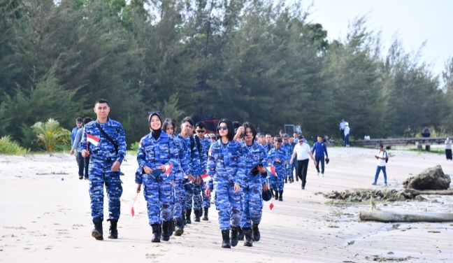 TNI AU Kibarkan Merah Putih di Pulau Sahi Natuna, Danlanud RSA Ajak Generasi Muda Jaga Potensi Wisata Bahari