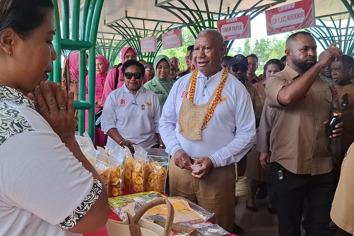 Gubernur Papua Barat Dominggus Mandacan Ajak UMKM Jadi Raja di Rumah Sendiri