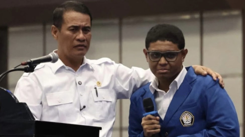 Curhat Mahasiswa Asal Alor Soal Harga Beras Rp 30 Ribu, Mentan Amran Telepon Dirut Bulog dan Langsung Terbang ke NTT