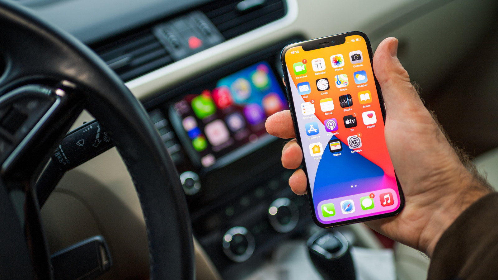 Apple CarPlay Wired vs Wireless: Panduan Memilih Koneksi Terbaik untuk Pengemudi iPhone di Indonesia