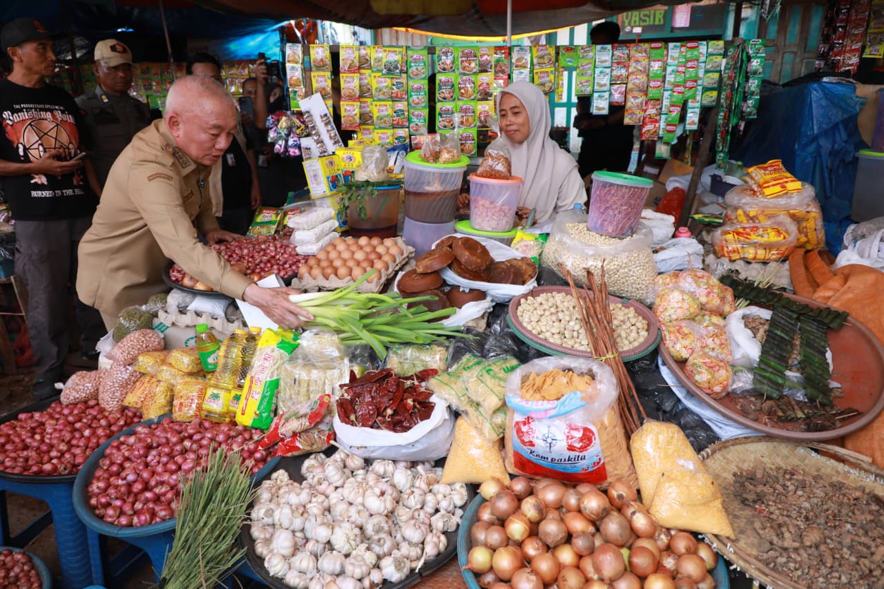 Gubernur Kalimantan Selatan Muhidin Tinjau Pasar Keramat Barabai, Pantau Harga Bahan Pokok Saat Maulid