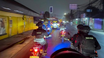 Brimob Evakuasi Pemotor Patah Tulang Usai Tabrak Bus di Bekasi, Polisi Imbau Waspada Berkendara Dini Hari