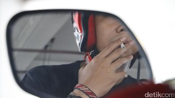 Bahaya Merokok Sambil Berkendara Motor: Refleks Melambat, Abu Bisa Butakan Pengendara Lain