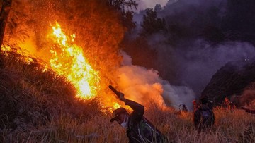 Tim Gabungan Kerahkan Tiga Helikopter Water Bombing, Kawasan Bromo yang Terbakar Capai 742 Hektare
