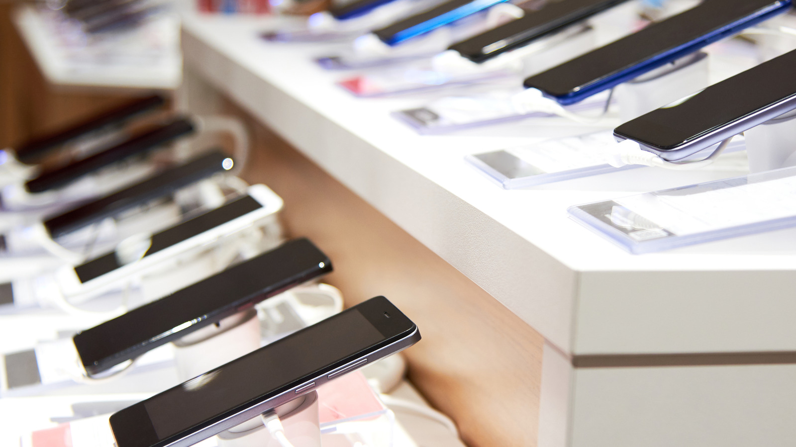 Diskon HP Agustus 2026: iPhone, Galaxy S25, dan Moto Edge Turun Harga Tanpa Tukar Tambah