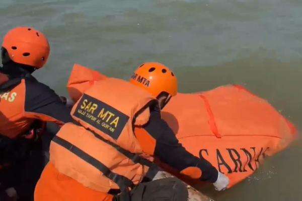 Nelayan Hilang Usai Perahu Ditabrak di Perairan Tulang Bawang Ditemukan Tewas, Tim SAR Evakuasi ke Rumah Duka