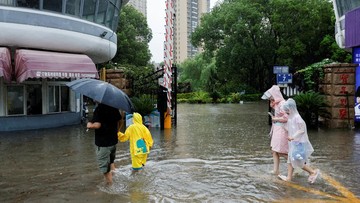 Topan Dolphin Terjang Shanghai: Banjir Rendam Kota, Penerbangan dan KRL Terganggu