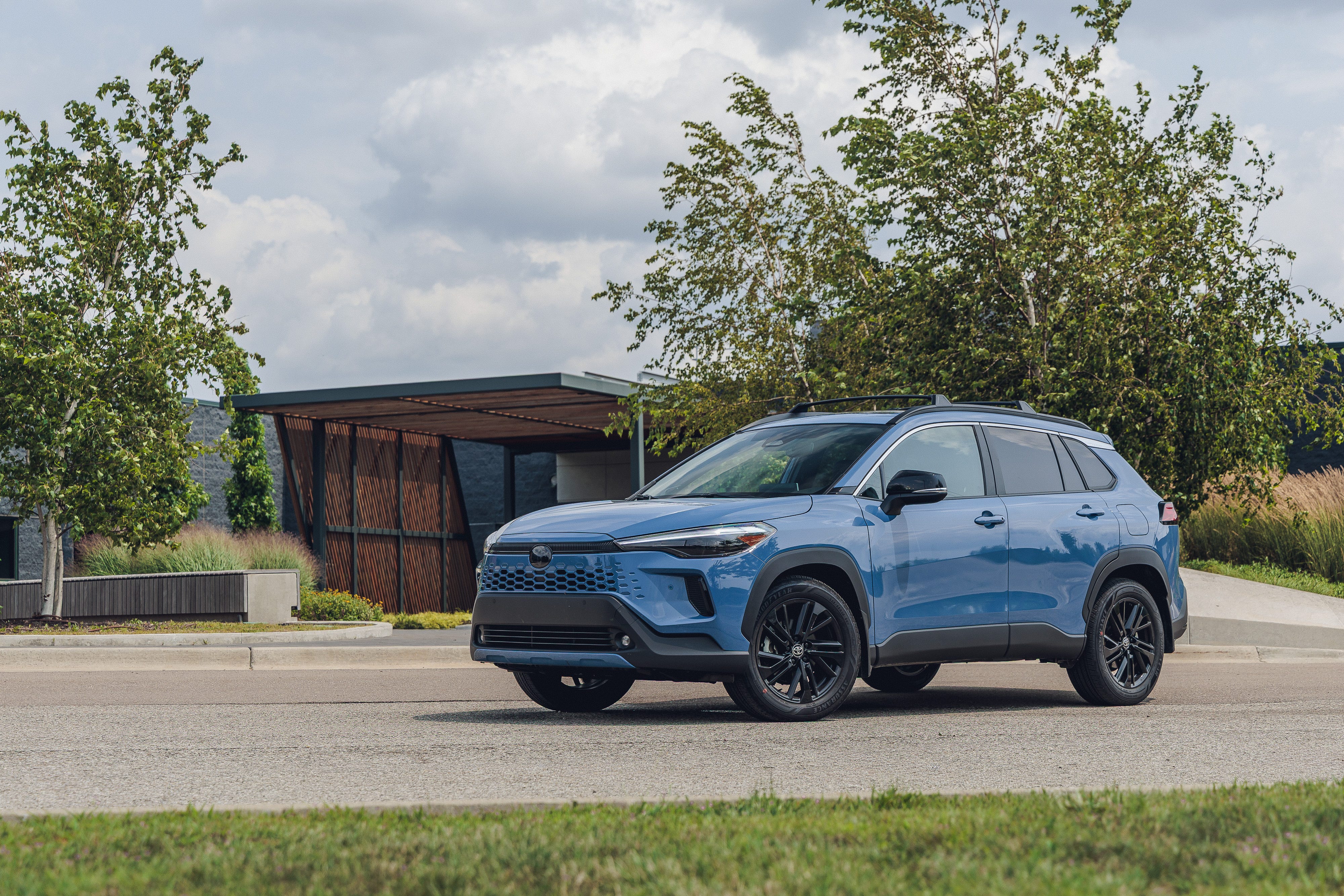 Review Toyota Corolla Cross Hybrid 2026: SUV Irit Bahan Bakar, Tapi Kabinnya Masih Terlalu Biasa