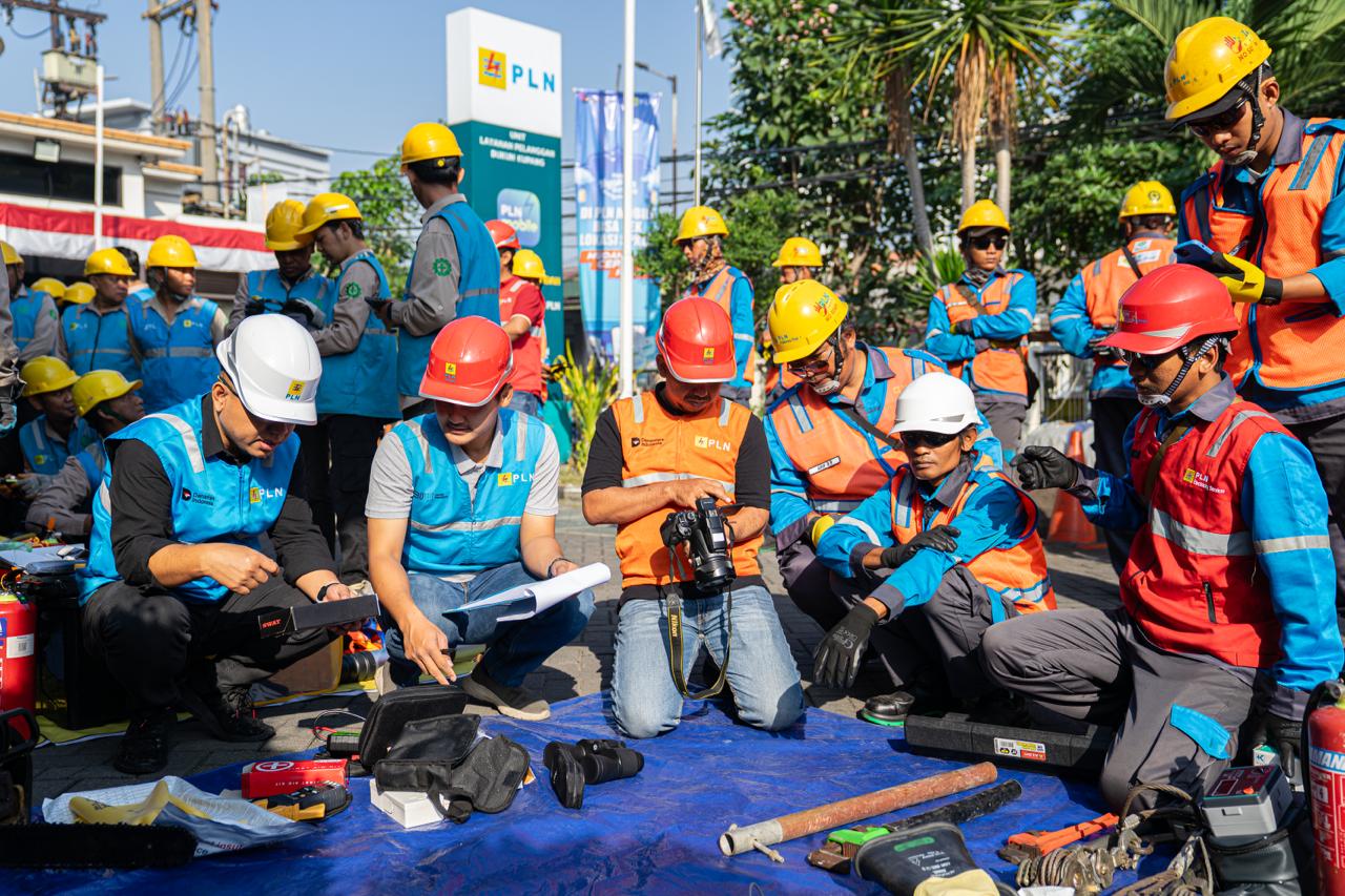 PLN Kerahkan 197 Personel dan Pangkas 57 Pohon Jelang HUT ke-81 RI, Jaringan Listrik Jatim Digenjot Andal
