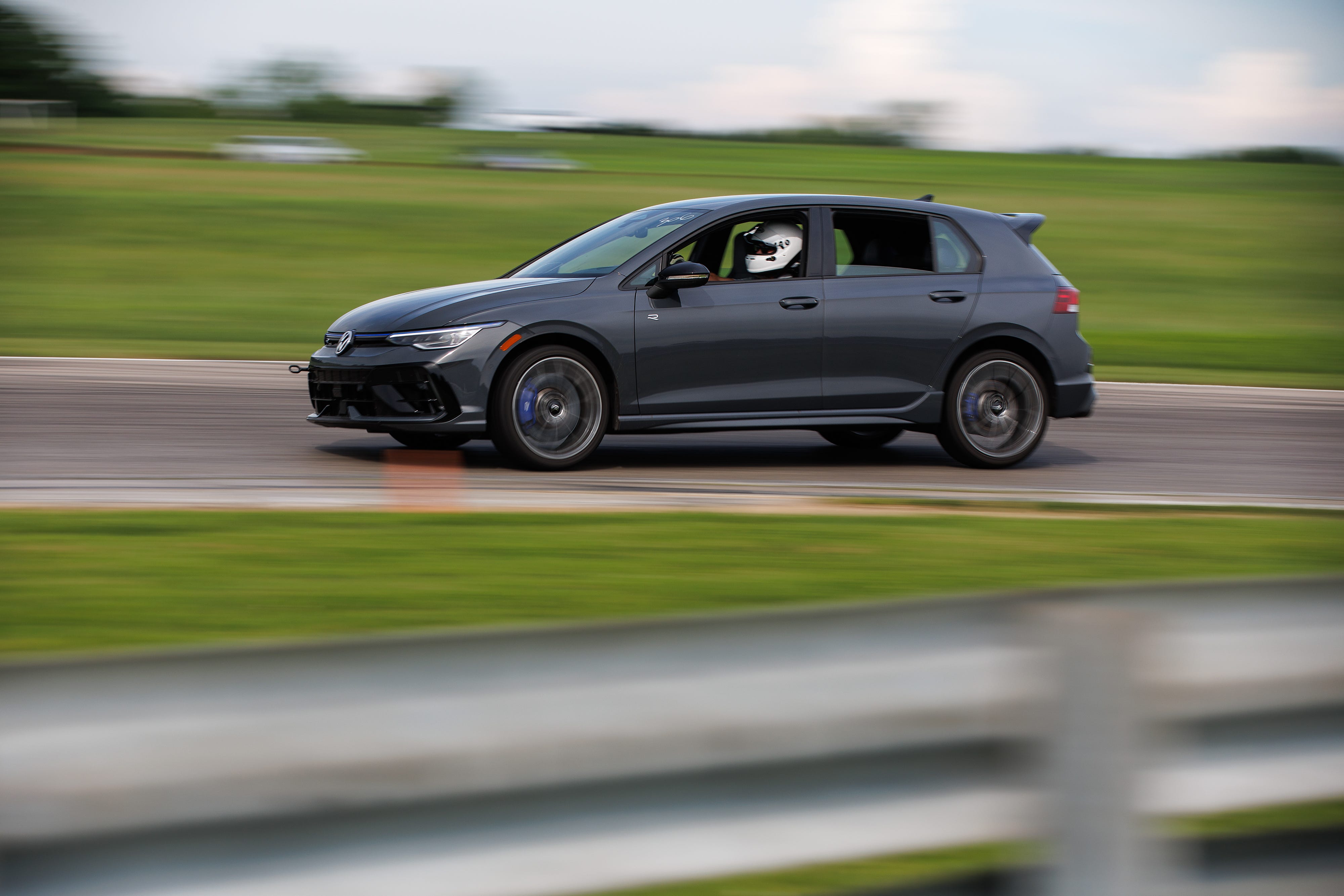 Review 10.000 Mil VW Golf R 2026: Kaca Retak, Keren di Sirkuit, dan 3 Kelemahan yang Harus Kamu Tahu