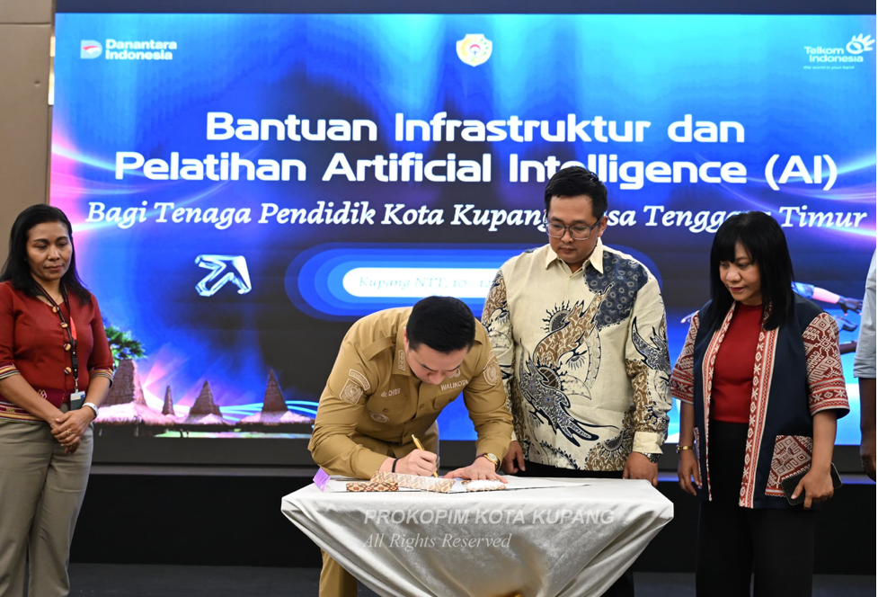 Telkom Hibahkan 40 Komputer ke Sekolah di Kupang, Guru SD-SMP Juga Dilatih AI