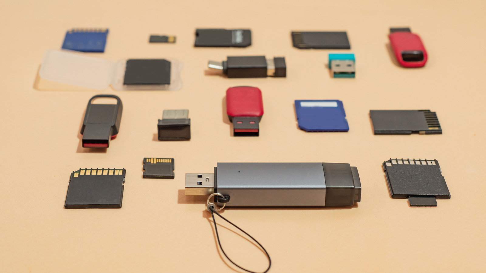 Cara Aman Membuang USB Drive Lama: Format Penuh Tiga Kali hingga Penghancuran Fisik