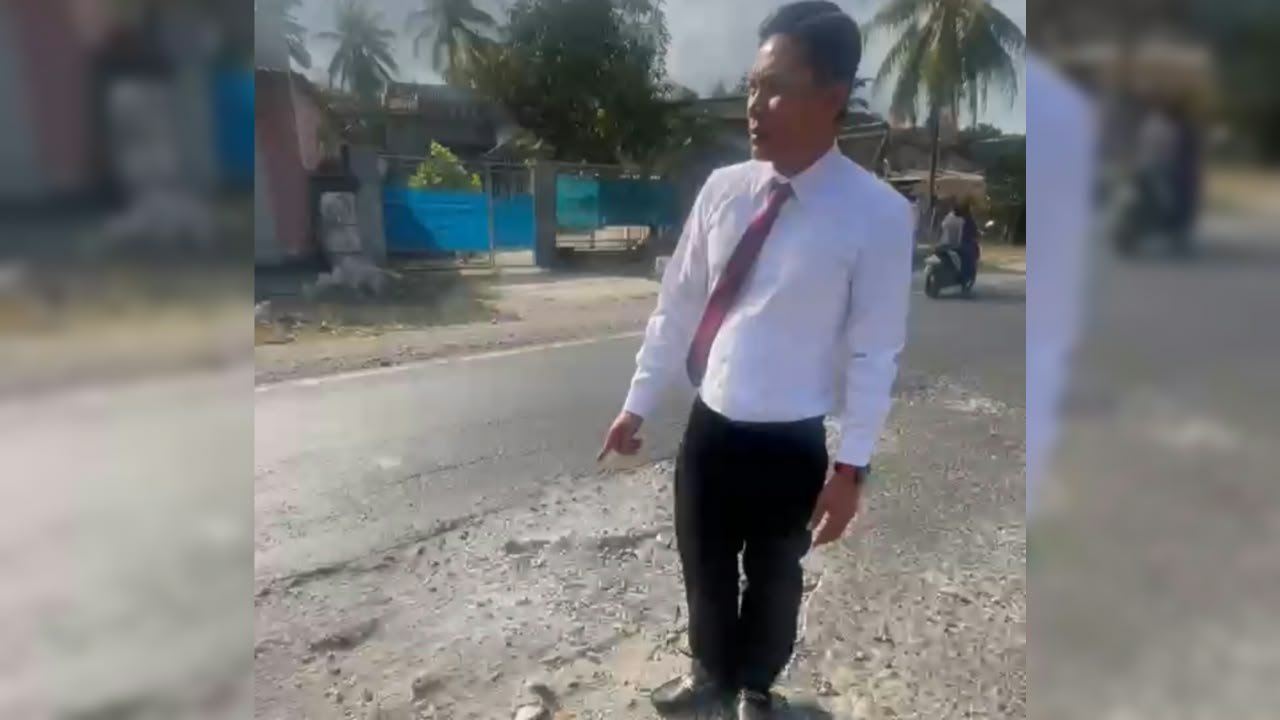 Anggota DPRD Lotim Amrullah Desak Gubernur NTB Iqbal Perbaiki Jalan Selong-Keruak di Rumbuk yang Bertahun-tahun Rusak