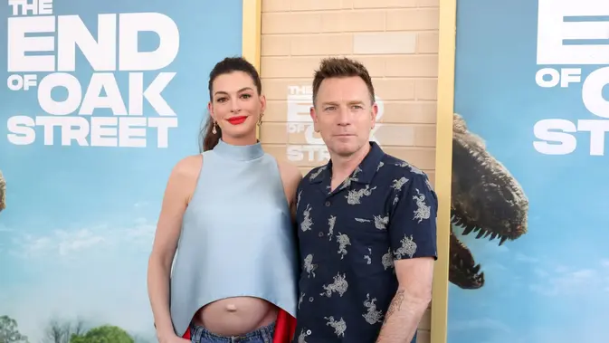 Gaya Busana Ibu Hamil ala Anne Hathaway, Baby Bump Justru Jadi Pusat Perhatian