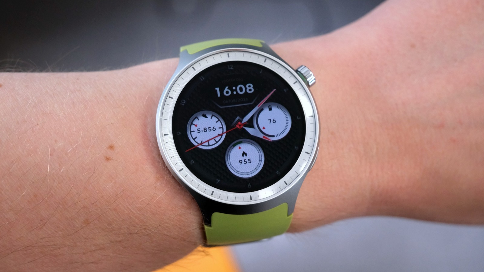 Moto Watch 2026 Seharga Rp 2,4 Juta Gagal Total di Review: Bukan Wear OS, Kinerja Lambat