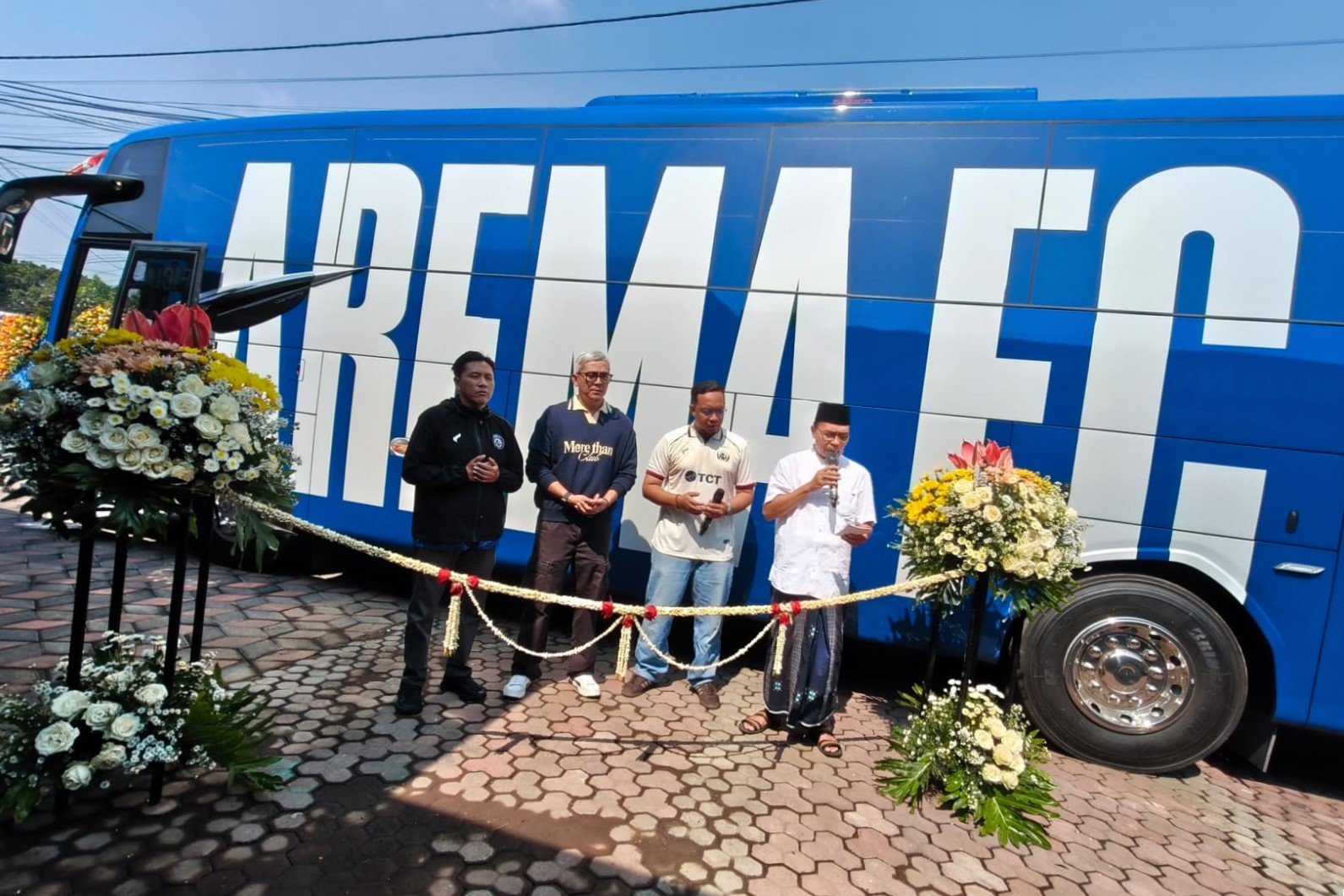 Arema FC Rayakan HUT ke-39 dengan Doa Bersama dan Peresmian Dua Bus Baru, Euforia Diserahkan ke Aremania