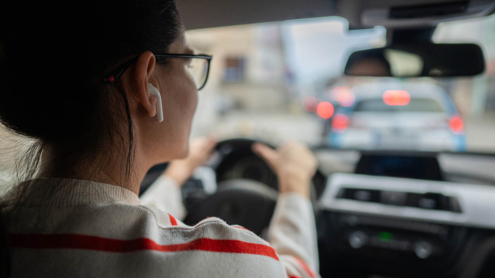 Pakai Headphone Saat Mengemudi Bisa Kena Tilang, Ini Aturan di Berbagai Negara Bagian AS