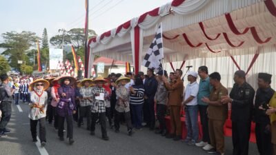 Ratusan Pelajar dari Padang Panjang hingga Tanah Datar Meriahkan Gerak Jalan HUT RI ke-81, Wakil Wali Kota Buka Lomba