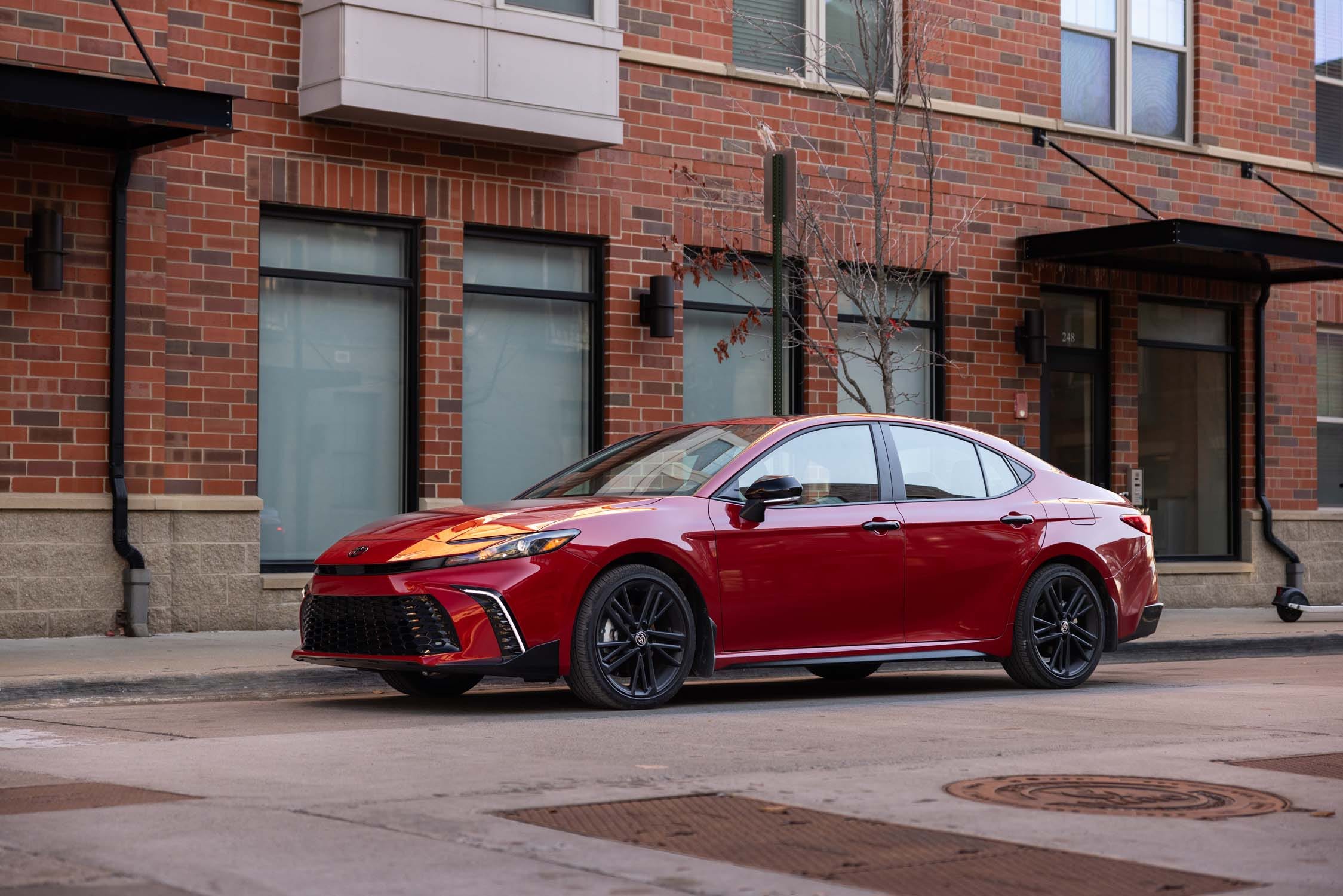 Toyota Recall 508.354 Unit Camry Hybrid 2025-2026, Layar Instrumen Mendadak Blank dan Matikan Lampu Sein